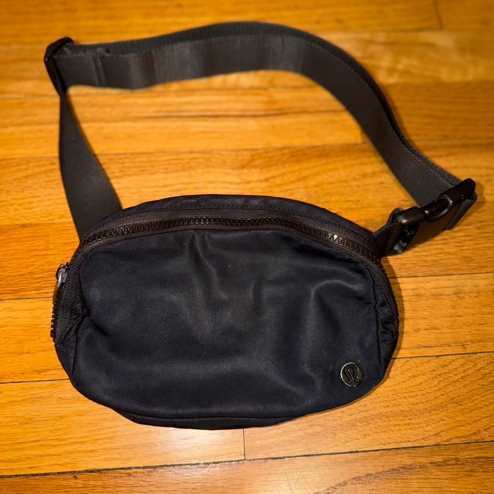 lululemon athletica Midnight Black Fannypack